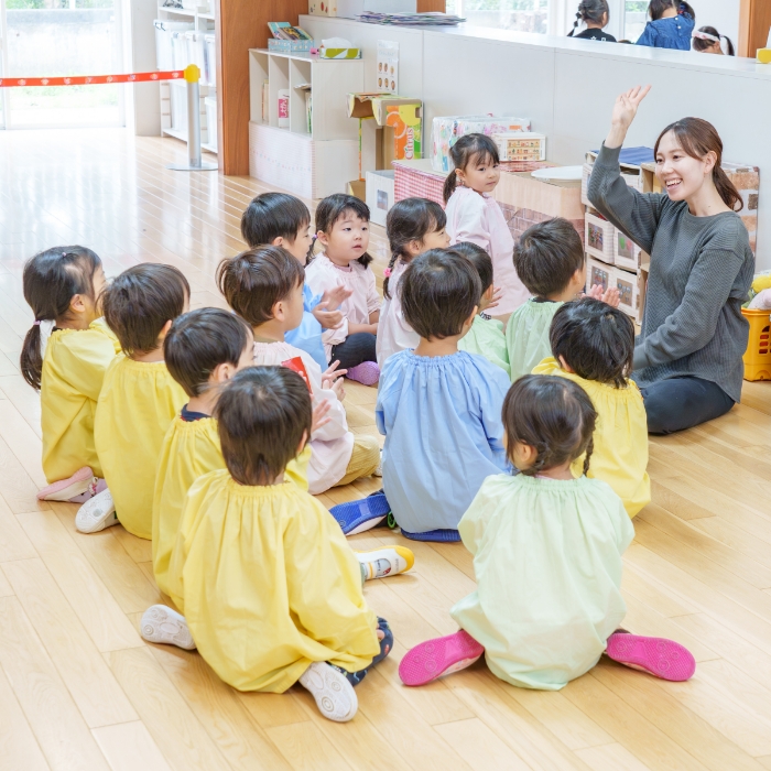 設定保育・自由遊び・主活動の展開など