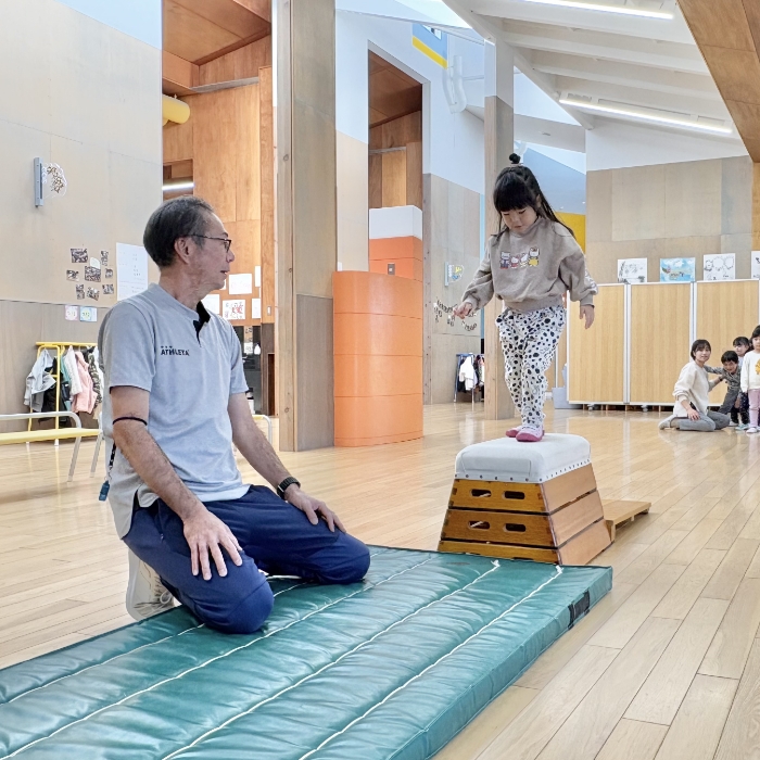 設定保育・自由遊び・主活動の展開など
